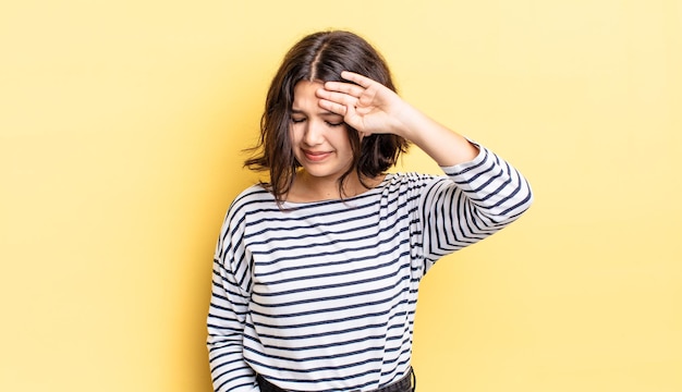 Giovane bella ragazza che sembra stressata, stanca e frustrata, asciugando il sudore dalla fronte, sentendosi senza speranza ed esausta