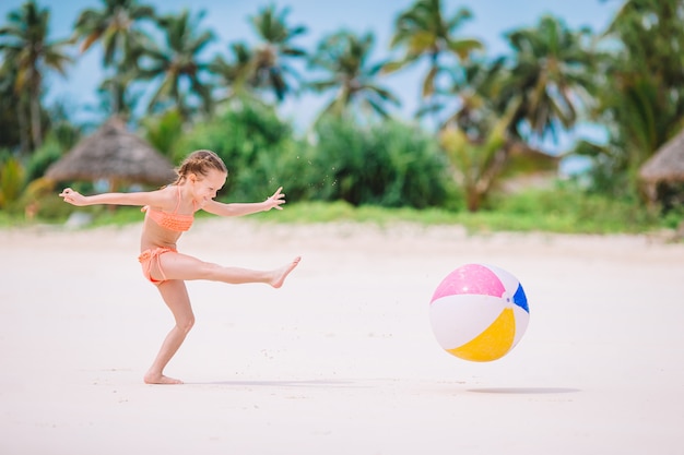 Giovane bella ragazza che si diverte in riva al mare tropicale.