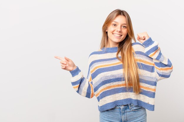 Giovane bella ragazza che si sente scioccata, ride e celebra il successo