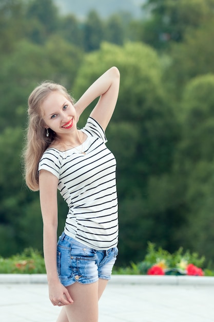 Giovane bella ragazza felice in una passeggiata nel parco