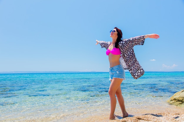 Giovane bella ragazza in bikini sulla spiaggia