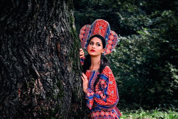 Giovane bella ragazza in costume popolare russo