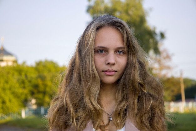 Giovane bella ragazza per strada