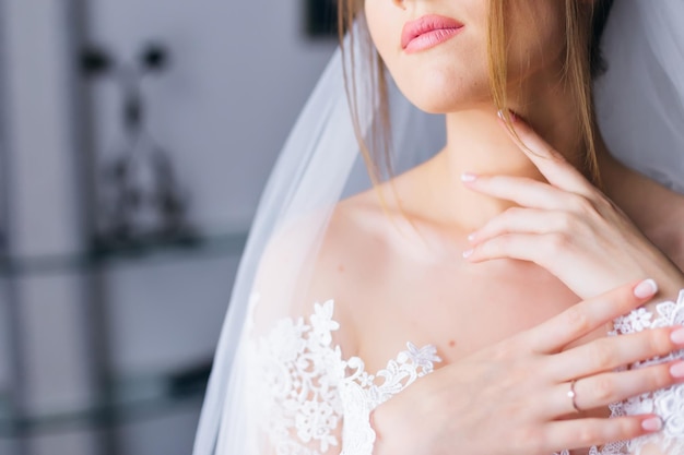 giovane bella sposa tenera in un abito da sposa di pizzo bianco