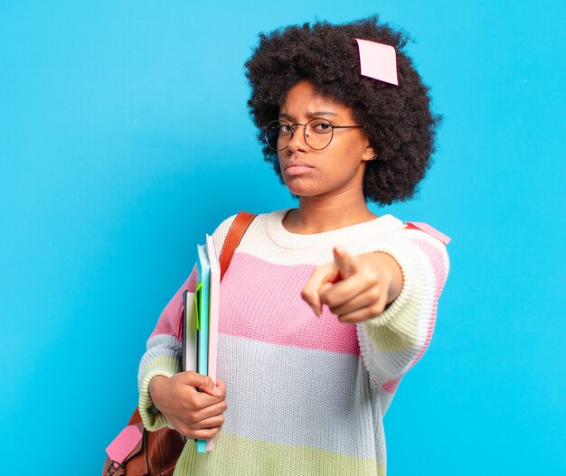 Giovane bella studentessa afro