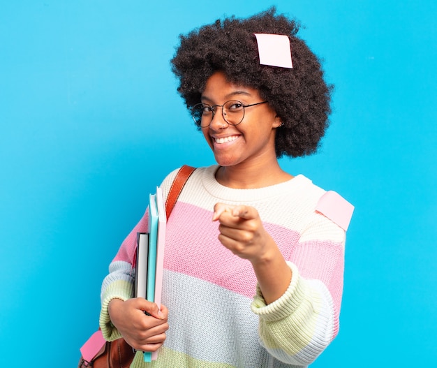 Giovane bella studentessa afro