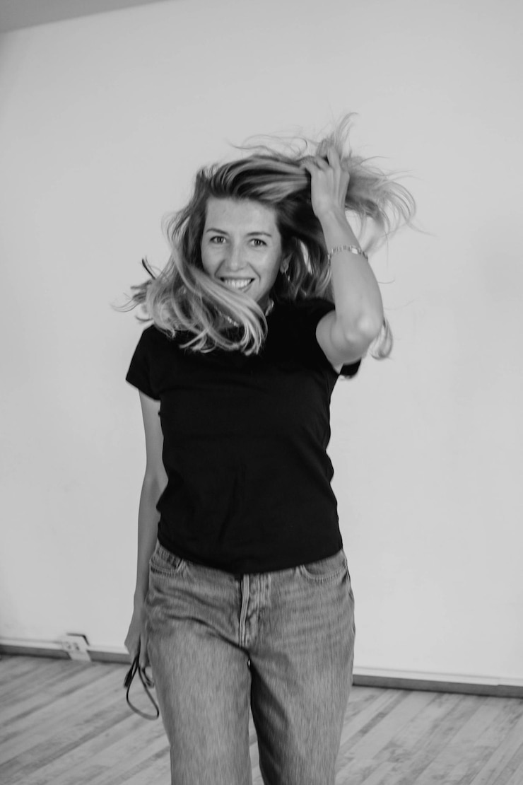Foto giovane bellissima fotografa ispanica con una telecamera professionale in studio fotografico