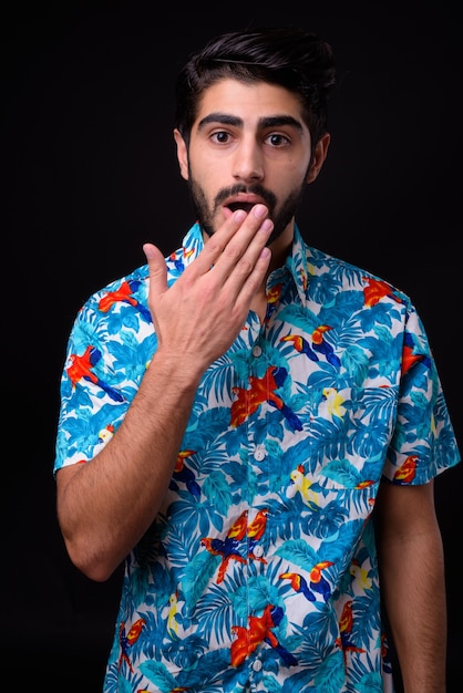 giovane bello barbuto turista persiano uomo pronto per le vacanze sul nero