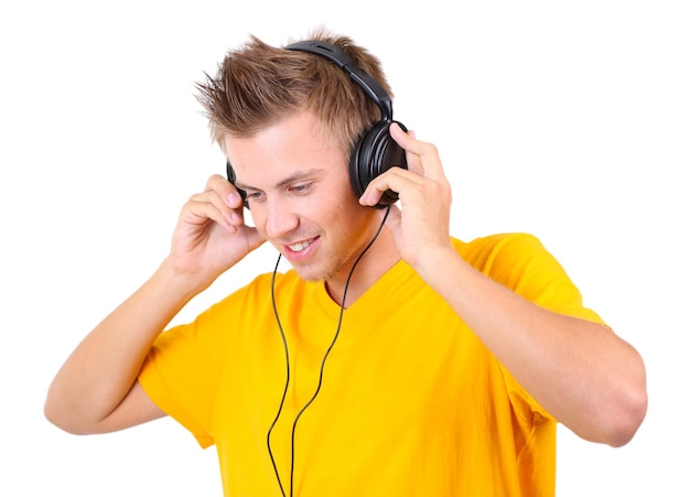 Giovane bello che ascolta la musica isolata su bianco