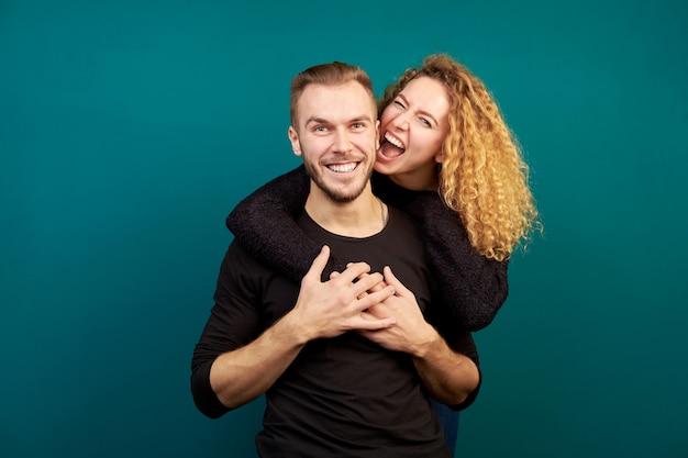 Giovane bello e donna divertente bella rossa ridere, abbracciare e divertirsi. Famiglia. In una relazione.