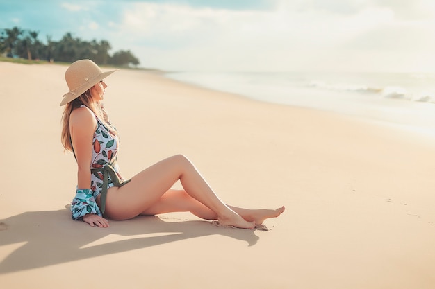 Giovane bello modello sulla sabbia della spiaggia.