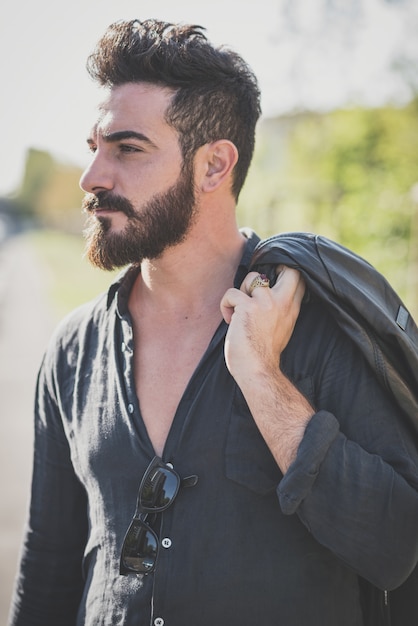 giovane bello modello uomo barbuto attraente