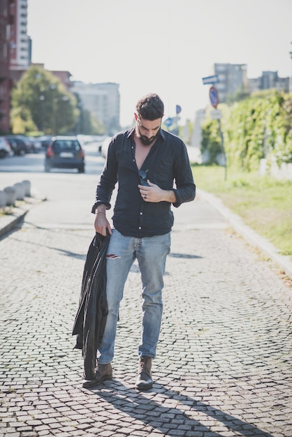 giovane bello modello uomo barbuto attraente