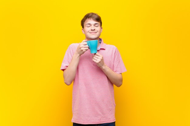 Giovane bionda con una tazza di caffè