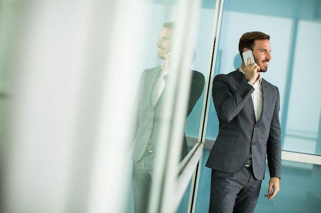 Giovane bisinessman con il telefono cellulare