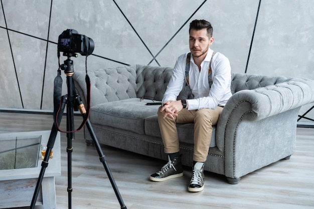 Giovane blogger maschio che registra video a casa.