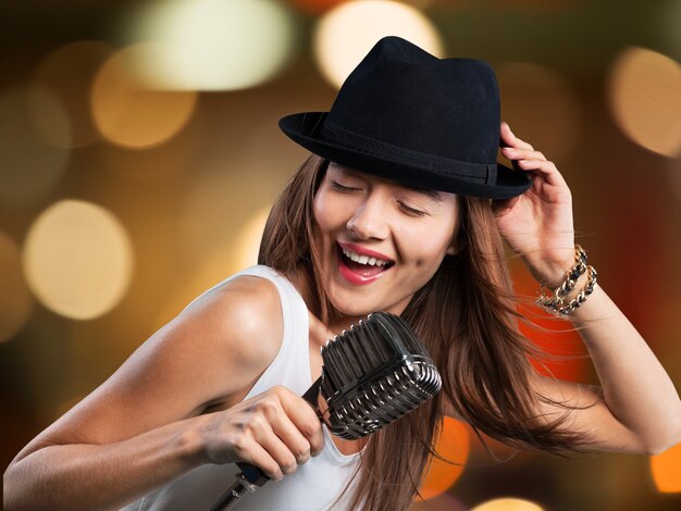 Giovane cantante femminile con microfono