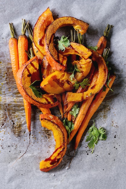 Giovane carota e zucca arrostite