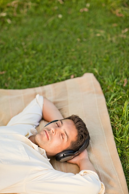 Giovane che ascolta la musica nel parco