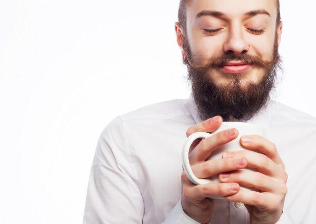 Giovane che beve una tazza di caffè