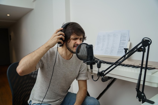 Giovane che canta e sente la musica concentrata