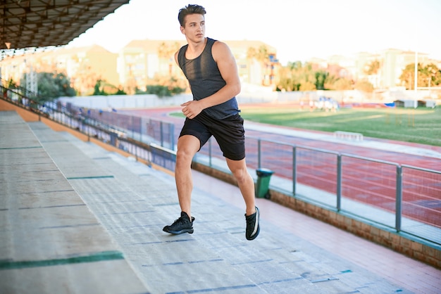 Giovane che corre di sopra sullo stadio