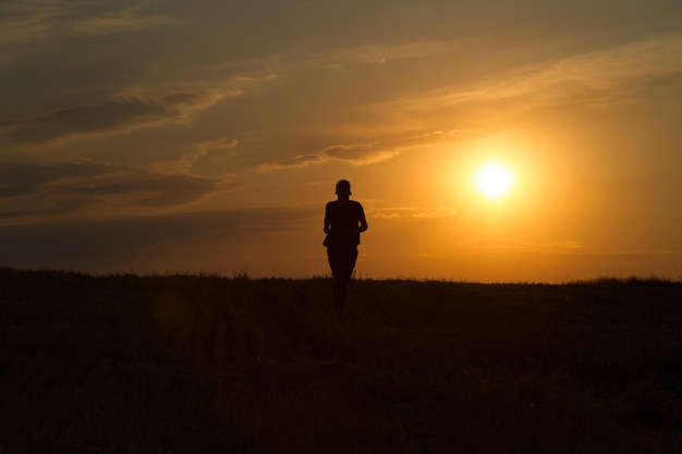 giovane che corre e mostra movimento al tramonto