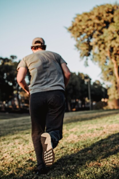 Giovane che corre in un parco