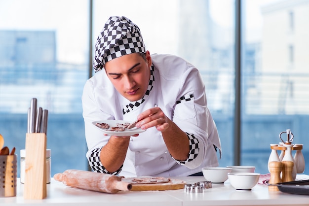 Giovane che cucina i biscotti in cucina