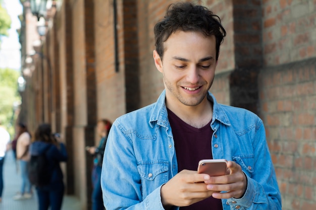 Giovane che digita sul suo telefono