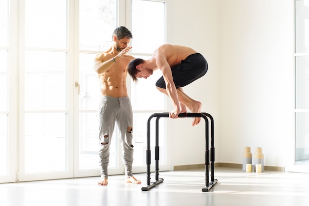 Giovane che fa un esercizio di calisthenics di planche