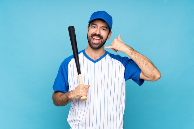 Giovane che gioca a baseball che fa gesto del telefono.