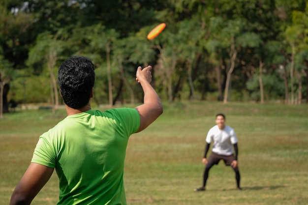 Giovane che gioca a frisbee nel parco