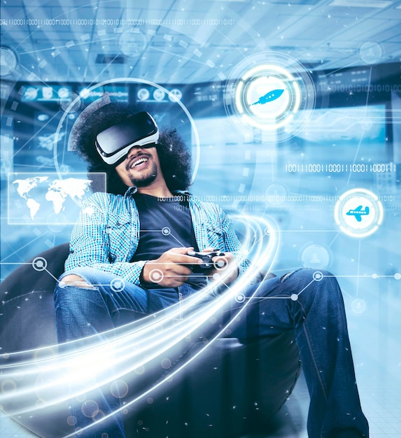 Giovane che gioca a un gioco con uno schermo futuristico