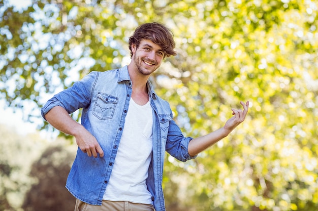 Giovane che gioca aria chitarra nel parco