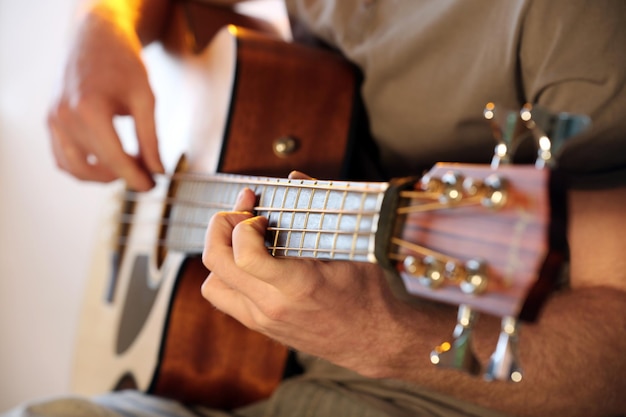 Giovane che gioca sulla chitarra acustica si chiuda