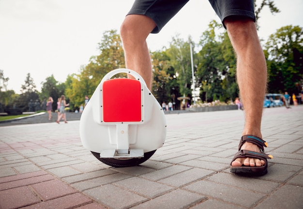 Giovane che guida su Solowheel nel parco.