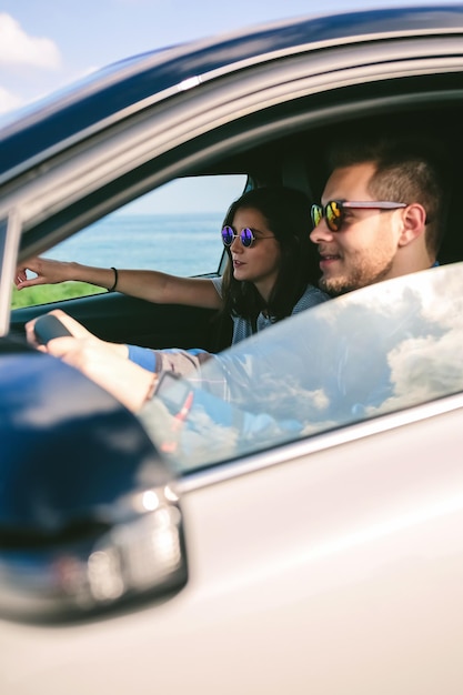 Giovane che guida un'auto con la sua ragazza