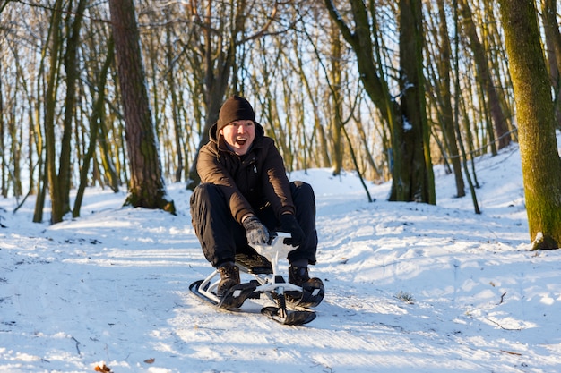 Giovane che guida uno scooter della neve