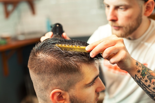 Giovane che ha i capelli tagliati