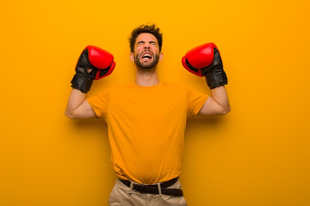 Giovane che indossa i guantoni da boxe