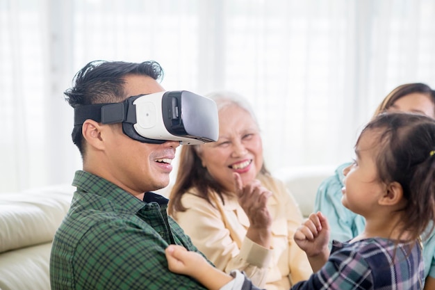 Giovane che indossa l'auricolare VR con la sua famiglia