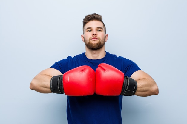 Giovane che indossa un guantoni da boxe