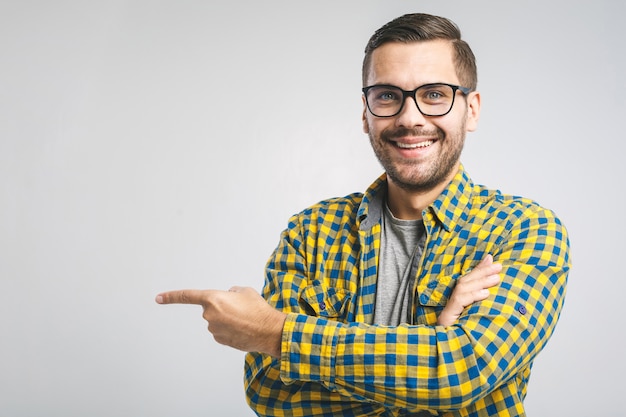 Giovane che indossa una camicia casual e occhiali da vista