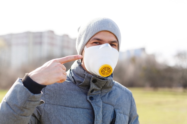 Giovane che indossa una maschera per proteggersi dall'influenza o dalle infezioni