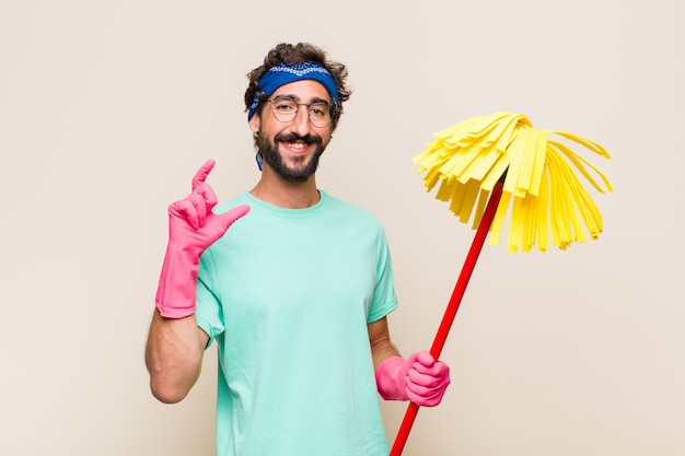 Giovane che inquadra o delinea il proprio sorriso con entrambe le mani, guardando positivo e felice, concetto di benessere