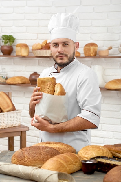 Giovane che lavora nella sua panetteria