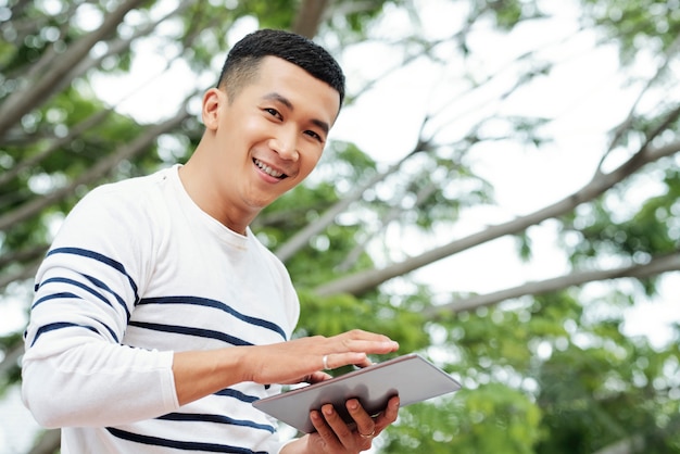 Giovane che lavora sul tablet