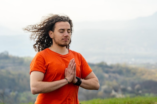 Giovane che medita yoga sulla montagna Rilassati e calma