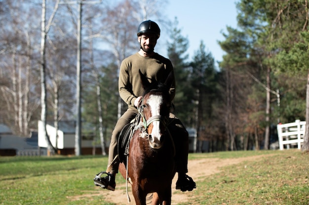 Giovane che monta un cavallo